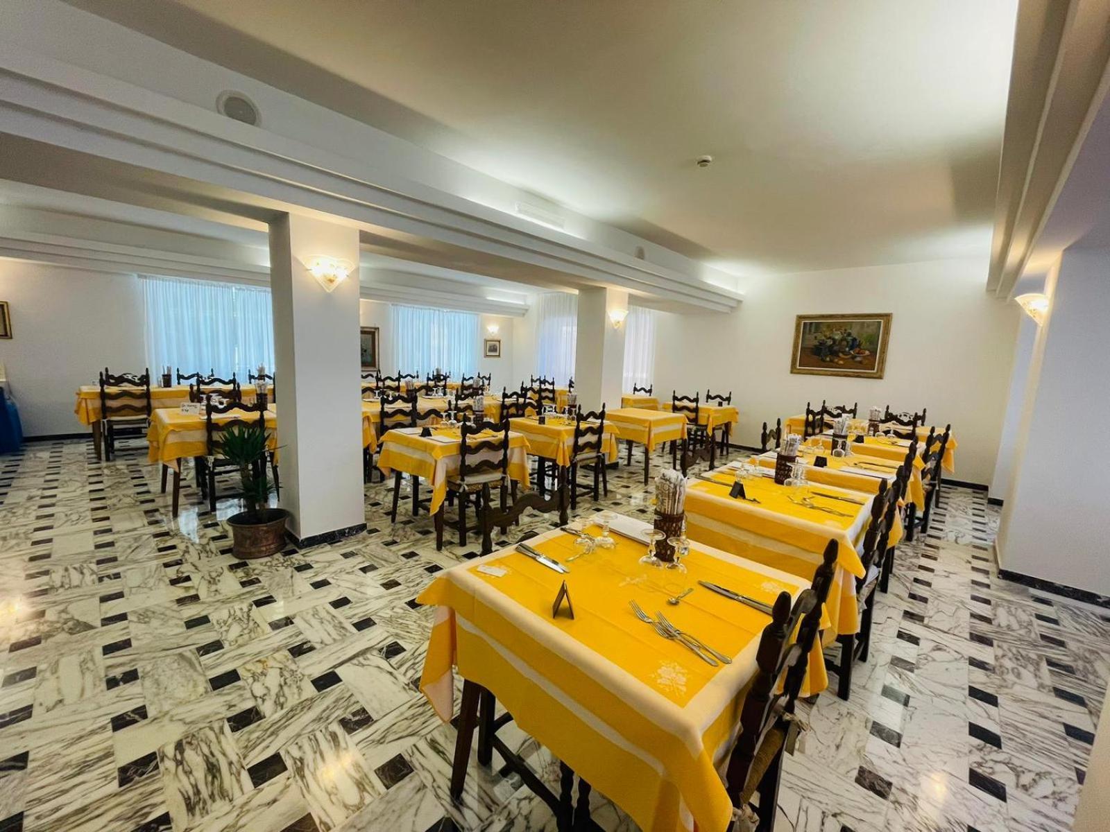 Hotel Dora Levanto Buitenkant foto