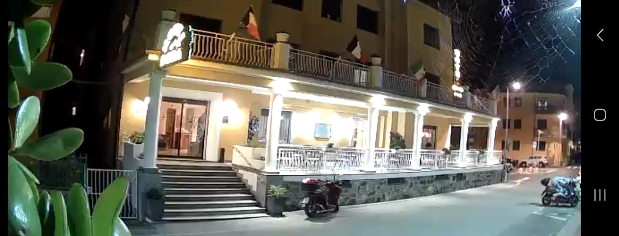 Hotel Dora Levanto Buitenkant foto